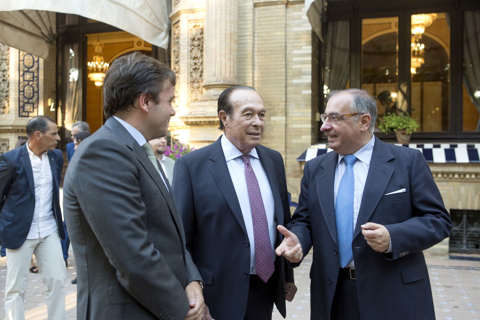 Las imágenes de la entrega de la Beca Manuel Olivencia