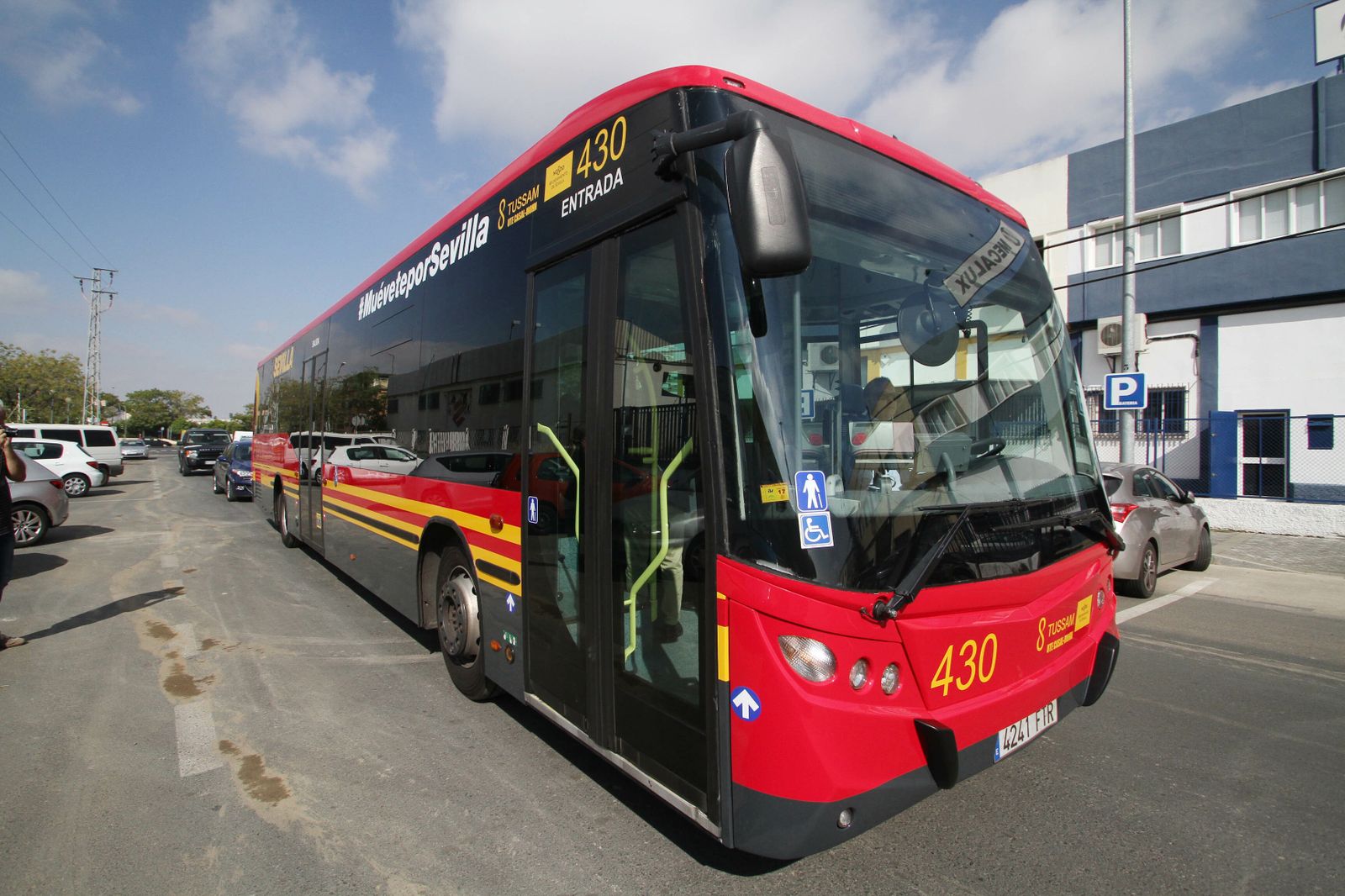 Auitobús de Tussam en una de las líneas que ofrece este servicio municipal.