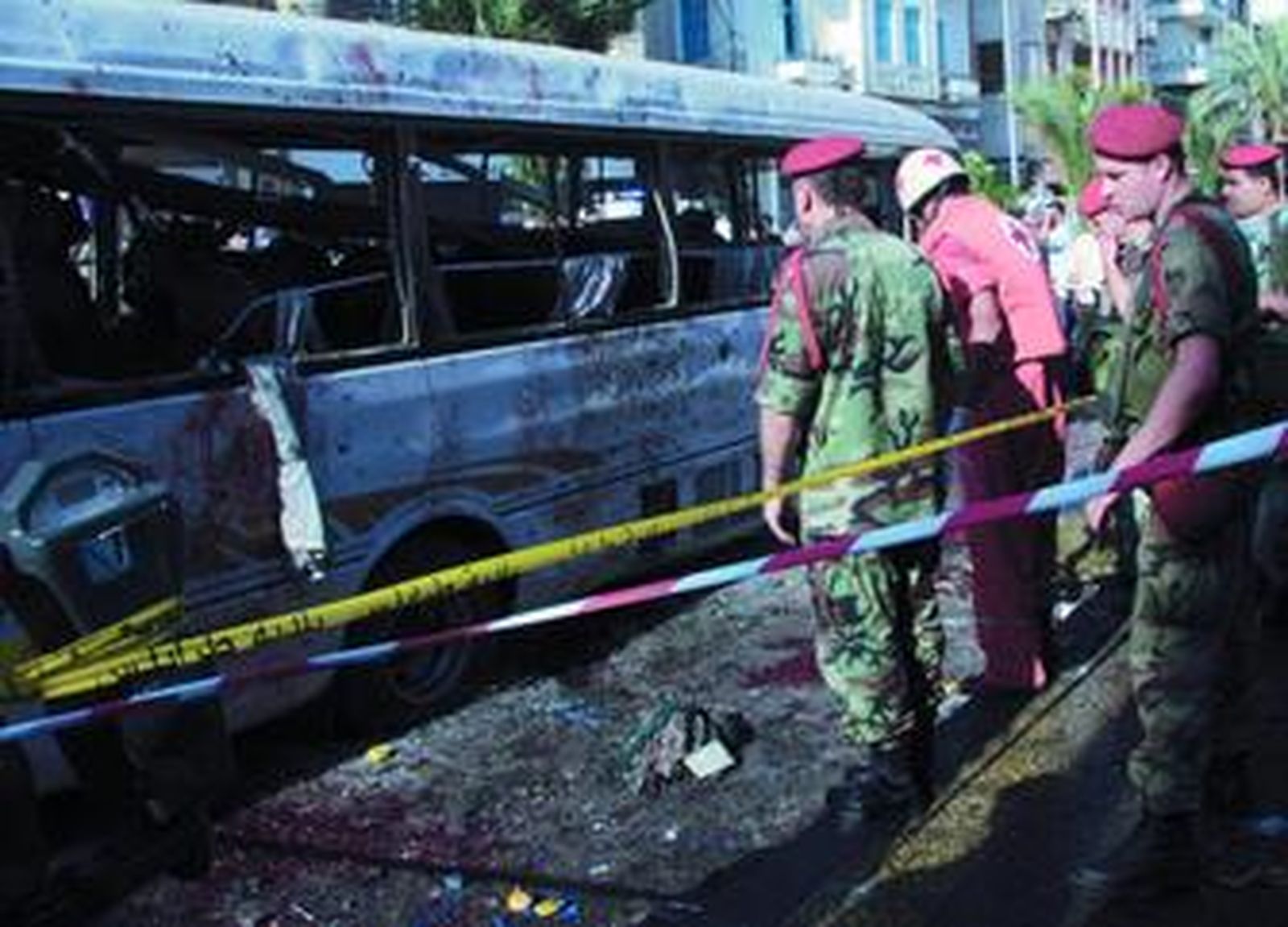 Miembros de los servicios de rescate del Líbano inspeccionan el lugar de la explosión en una céntrica calle de Trípoli.