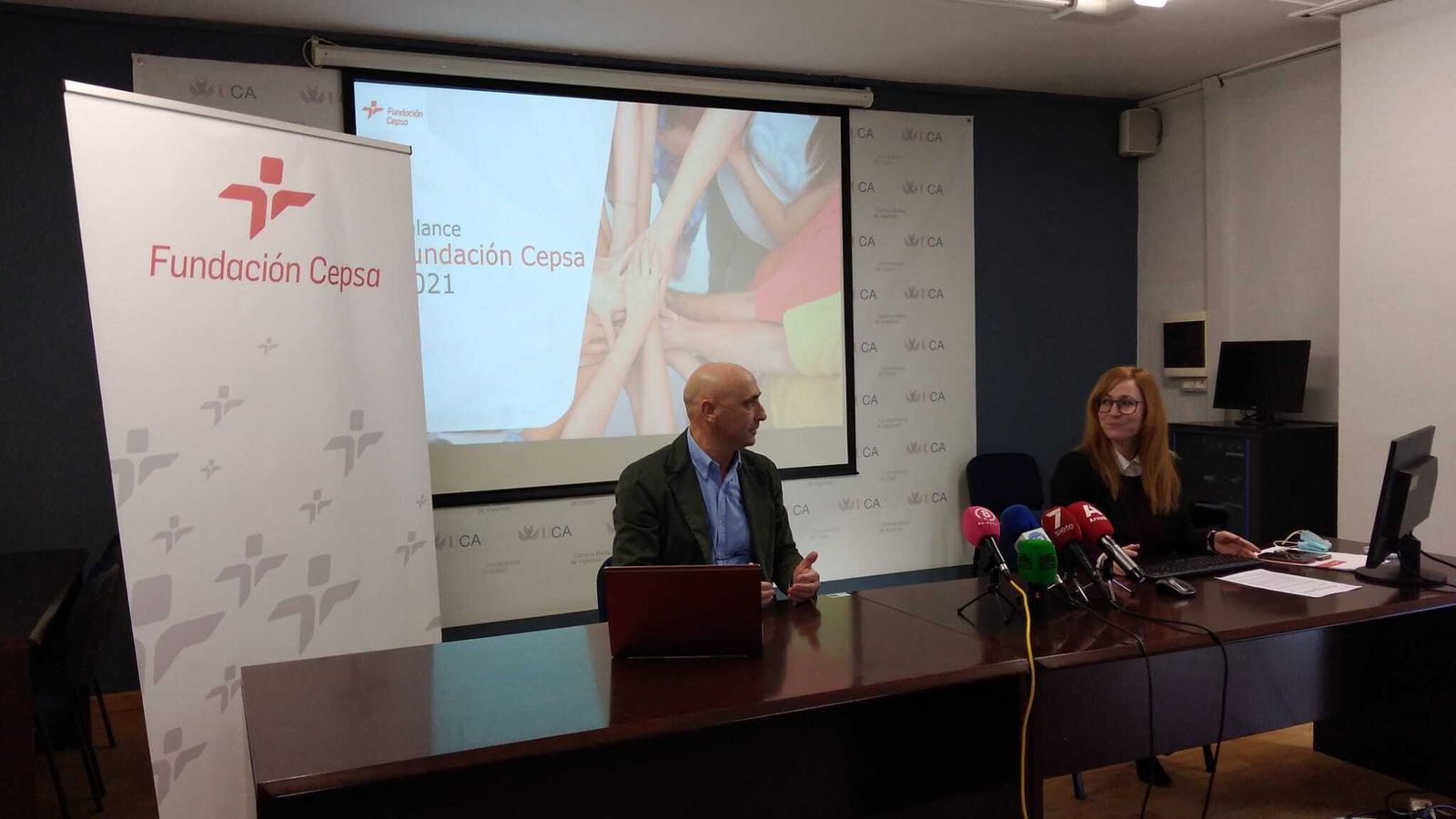 Jesús Velasco y Estrella Blanco, de Cepsa, durante la presentación del balance de la Fundación Cepsa de 2021.