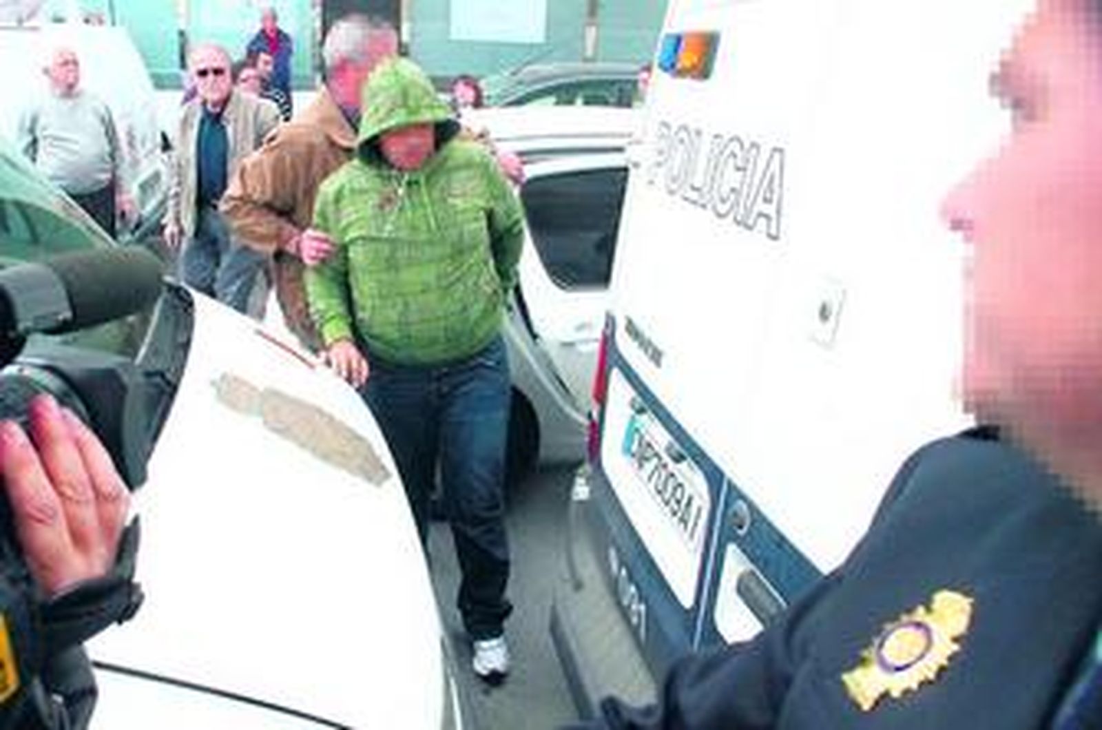 Uno de los acusados de la agresión sexual a la niña de Isla Cristina es conducido a la sala de la Audiencia por la fuerza pública.