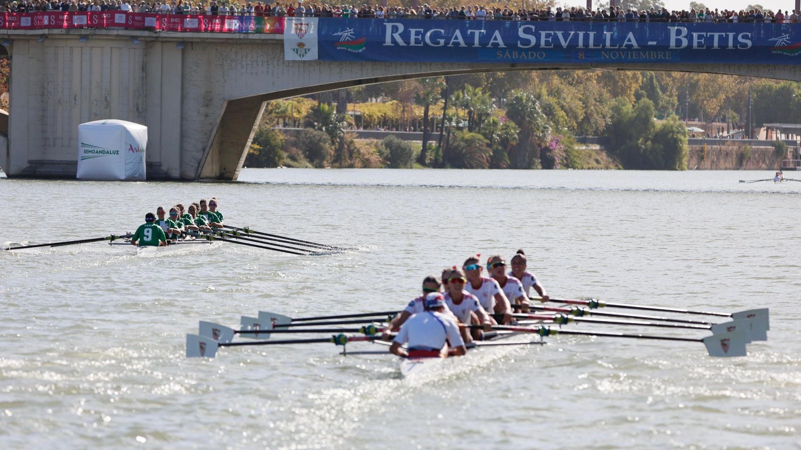Momento de la regata femenina antes de llegar a la meta.