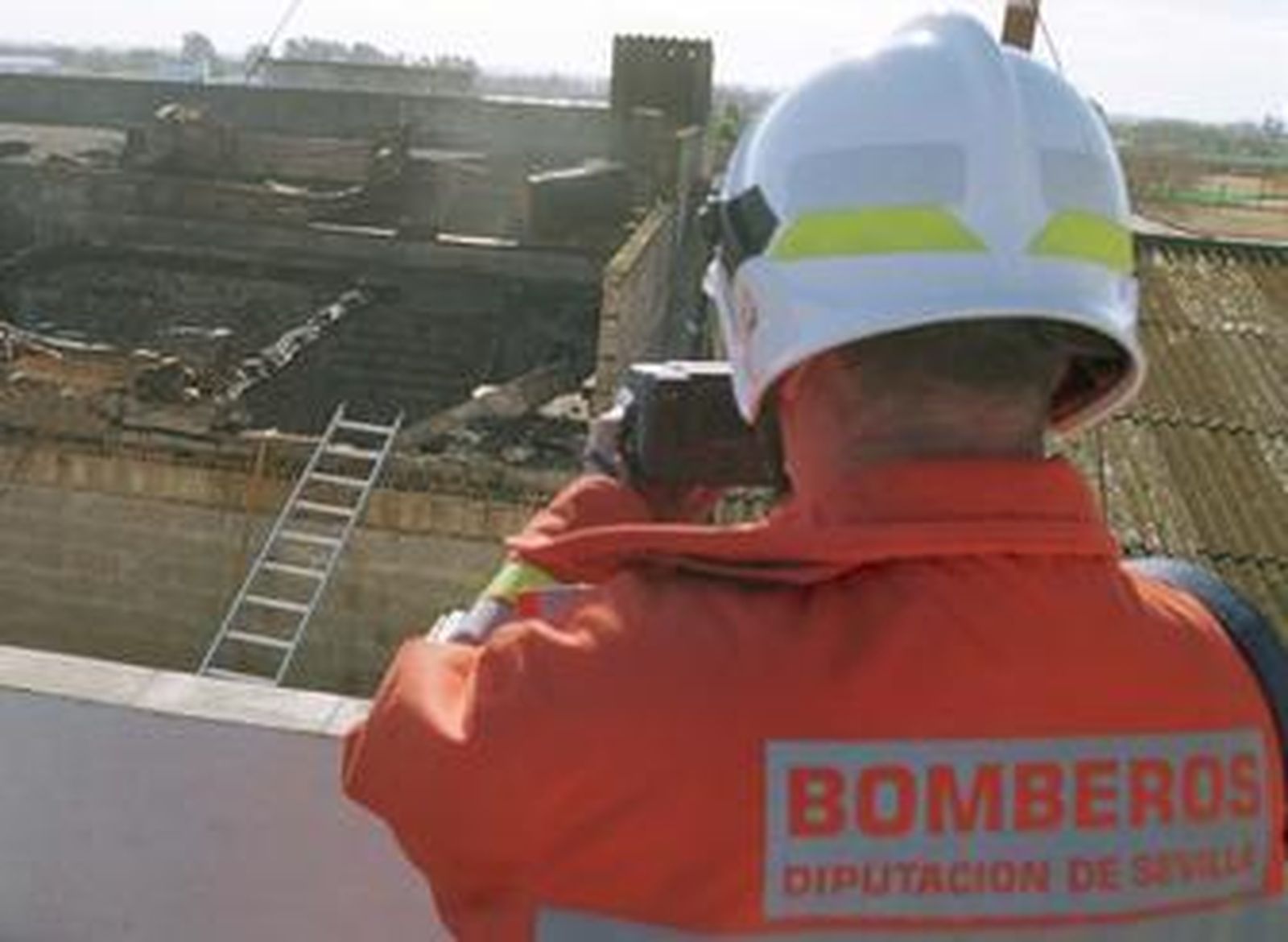 Un bombero de la Diputación de Sevilla en una imagen de archivo.