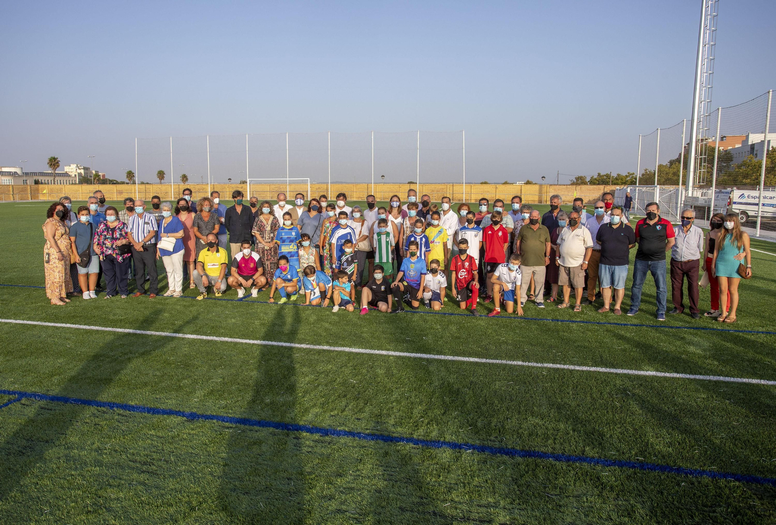 Rrepresentantes institucionales, de las asociaciones y clubes deportivos, familiares de Julián Contreras y vecinos del barrio.