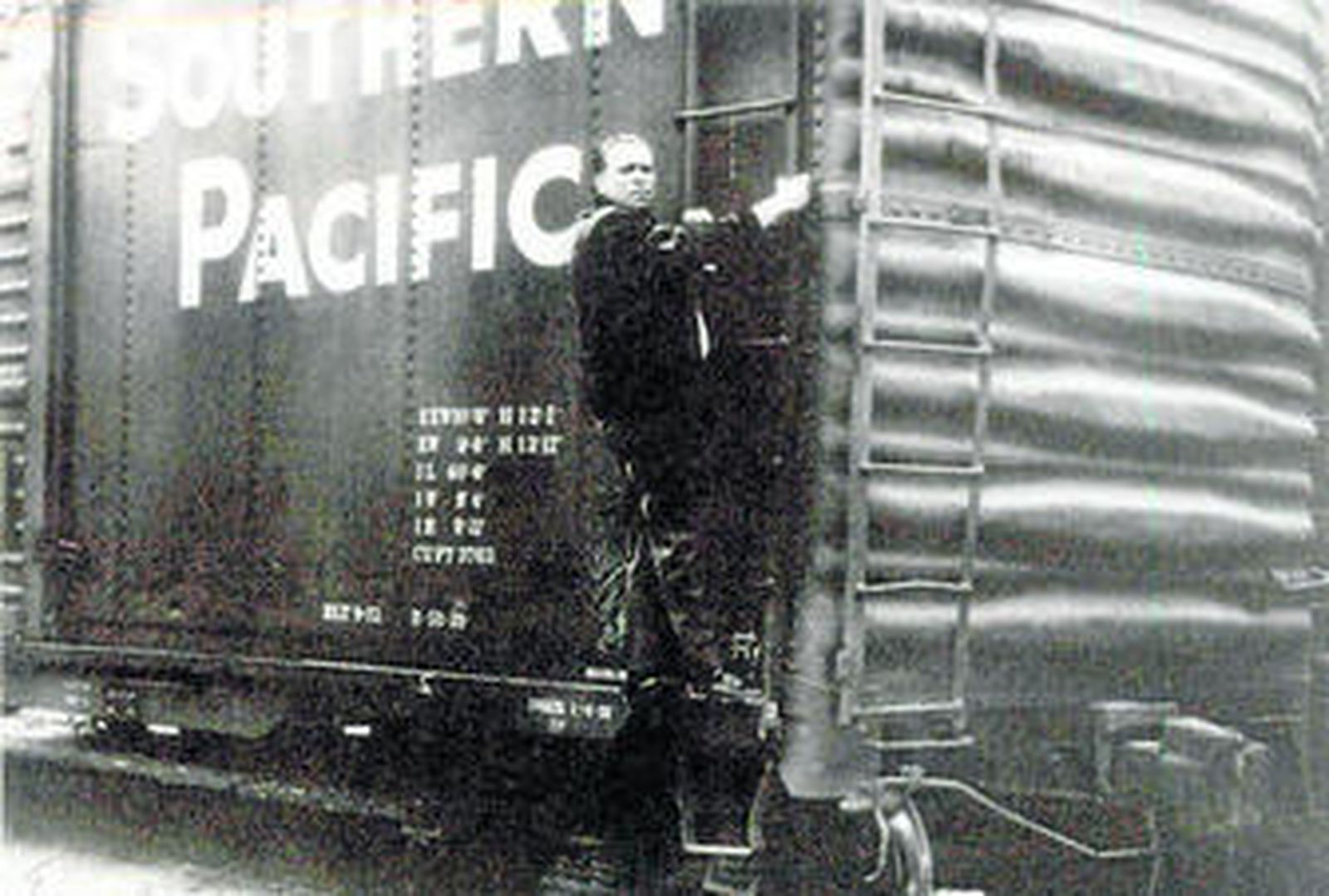Charles Bukowski, encaramado a un viejo tren de la compañía Southern Pacific, en sus tiempos de vagabundo.