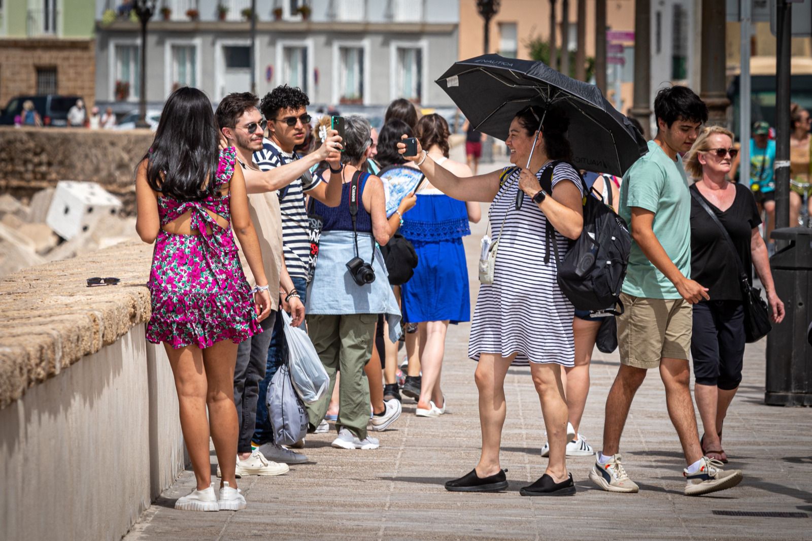 Varios turistas en el Campo del Sur en Cádiz.