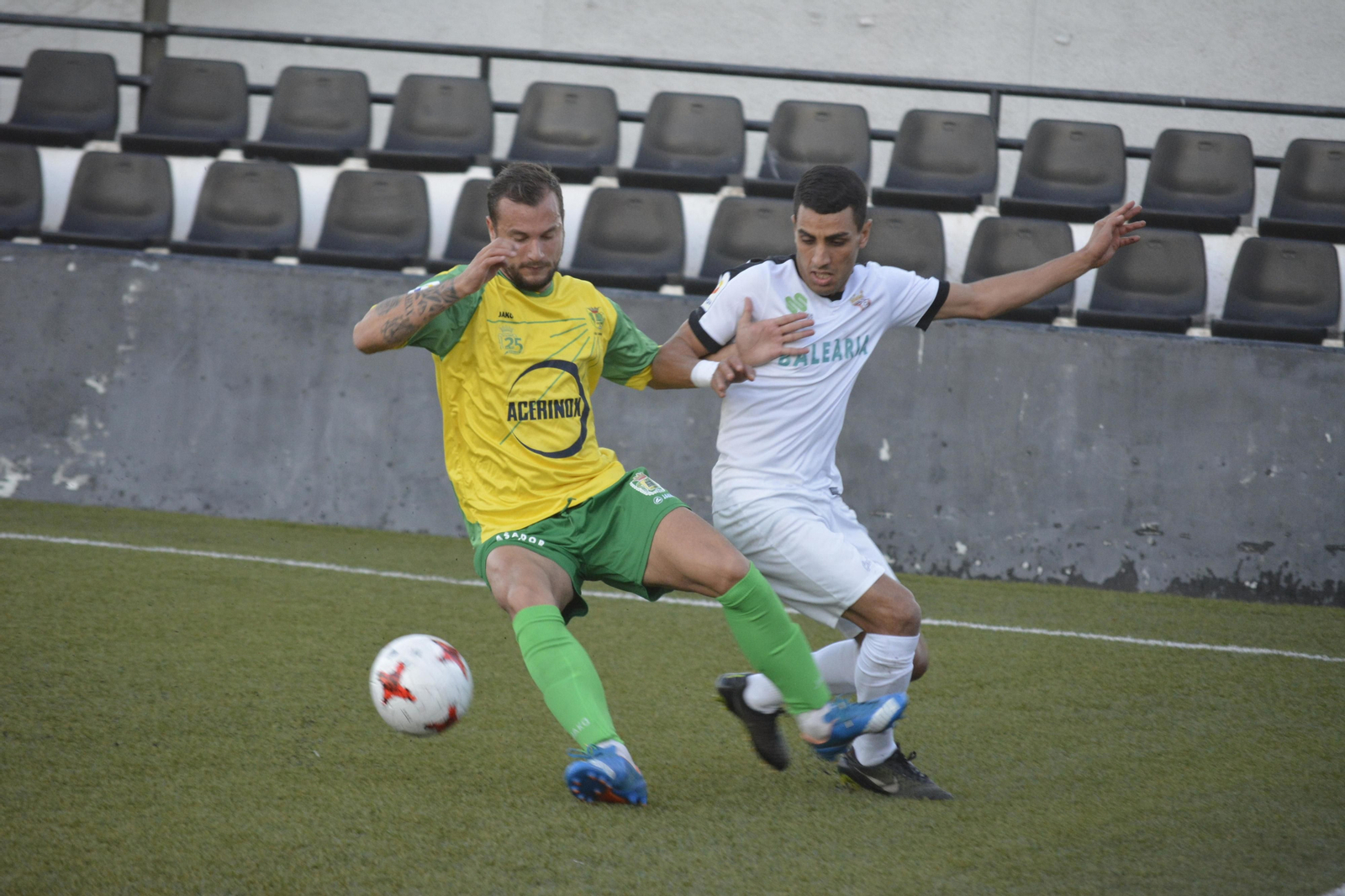 El debutante Xavi Carmona, ayer ante un jugador del Ceuta.