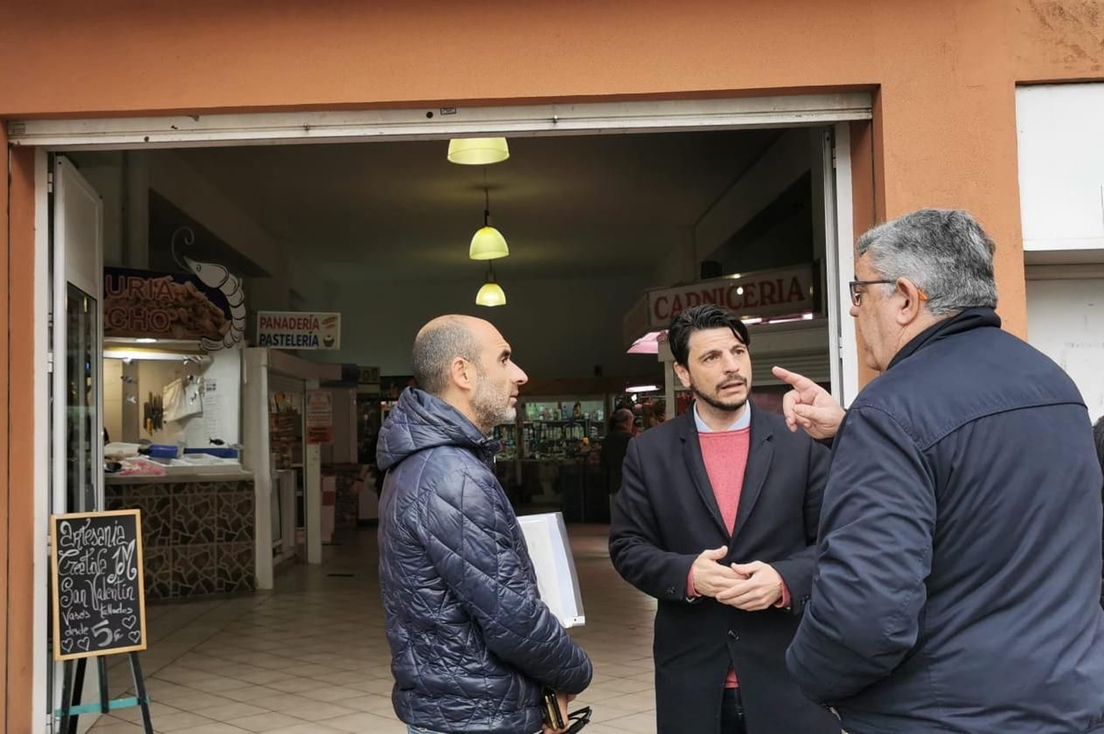 El teniente de alcalde de Mercados, Sergio Pelayo, en una visita al Mercado Hotel Garrido