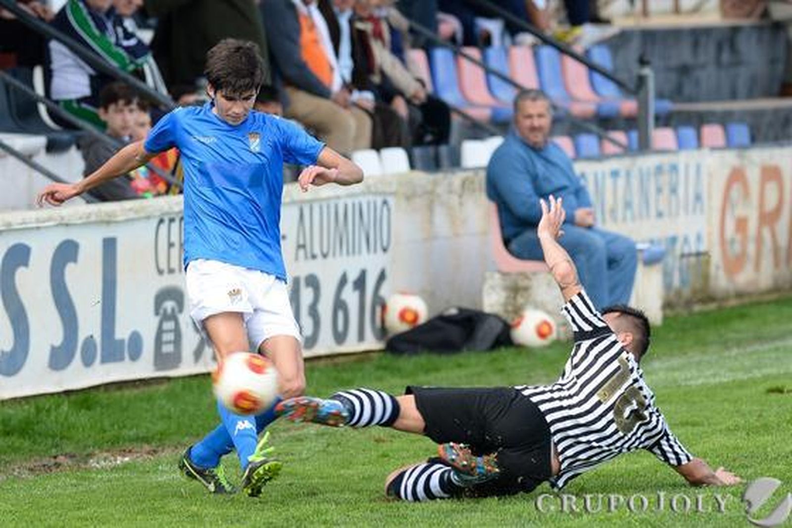 El XCD, que tampoco paga al árbitro, cae ante el Mairena (2-1) con un gol dudoso en el minuto 89.

Foto: LOF