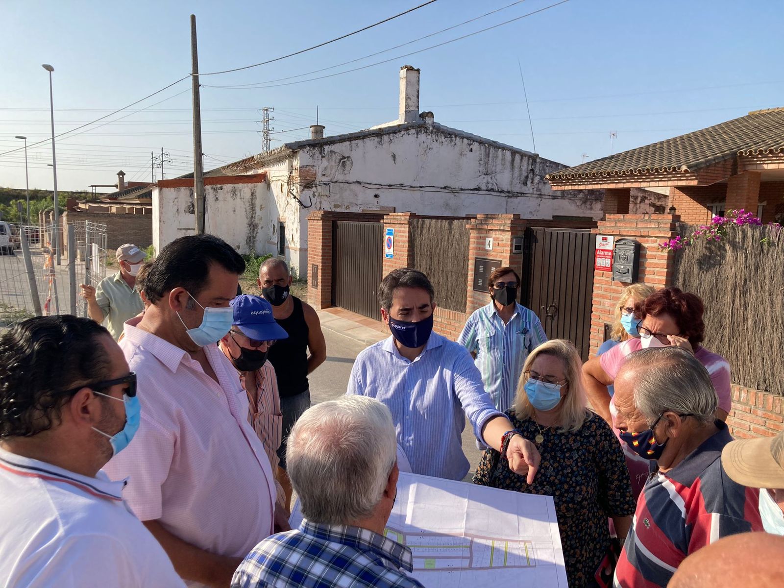 Un instante de miembros del PP a la barriada Las Flores.