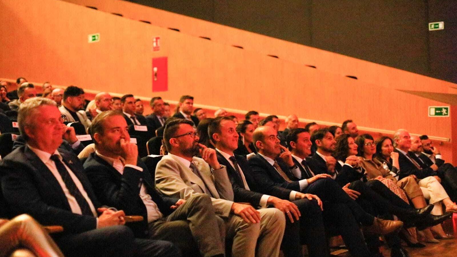 El patio de butacas del Auditorio Ciudad de Vera estuvo poblado de autoridades y empresarios.
