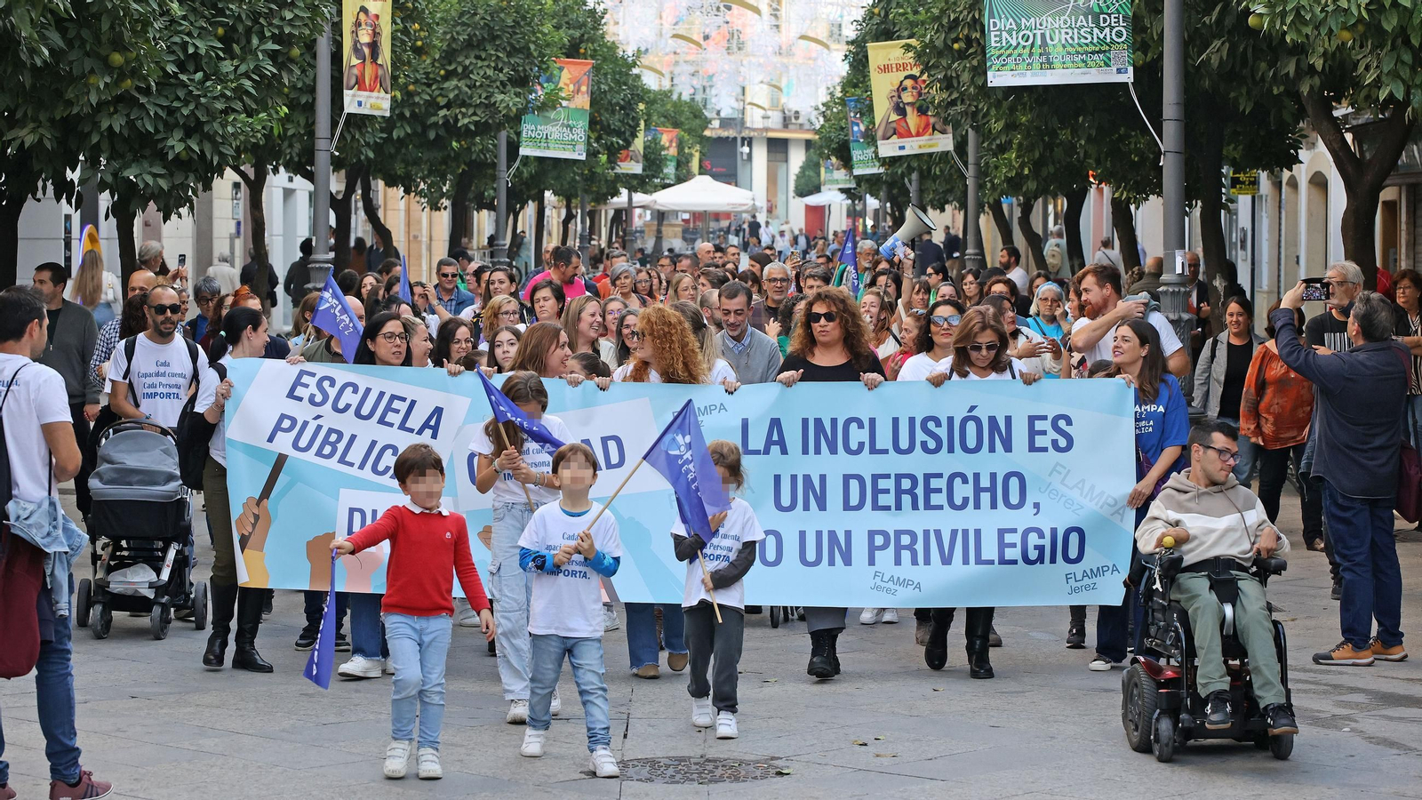 Manifestación de la Flampa de Jerez contra las faltas de recursos por necesidades especiales