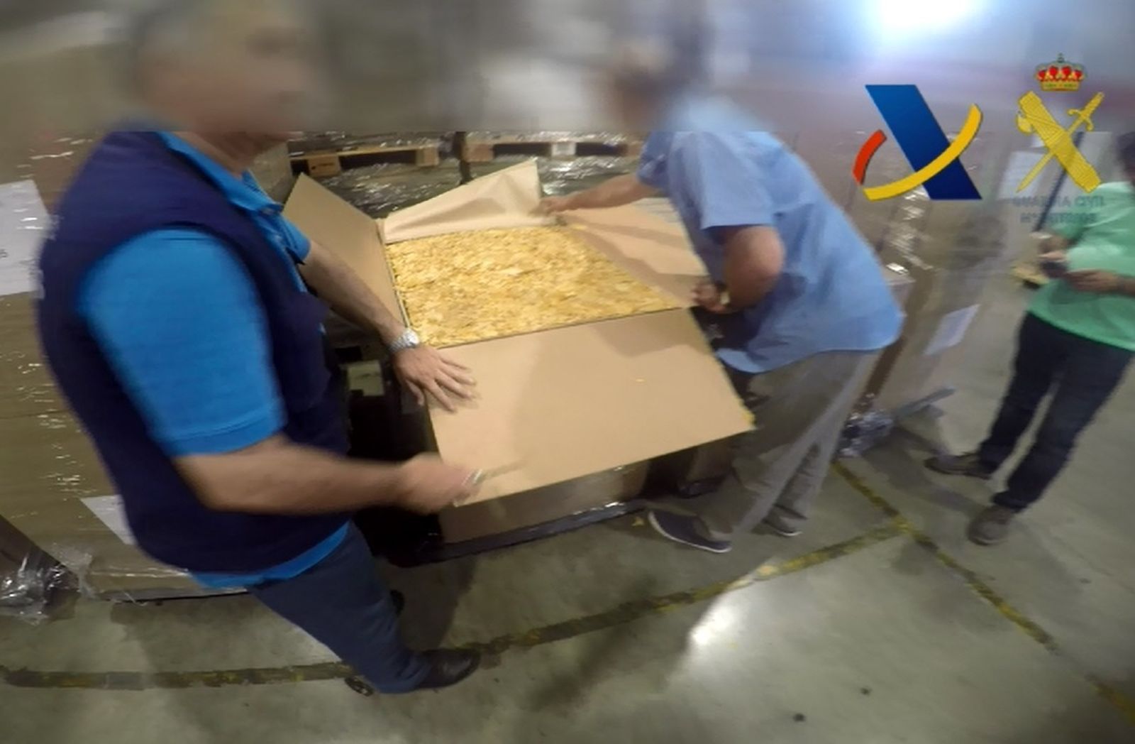 Imagen de archivo de varios funcionarios abriendo una caja con picadura de tabaco.