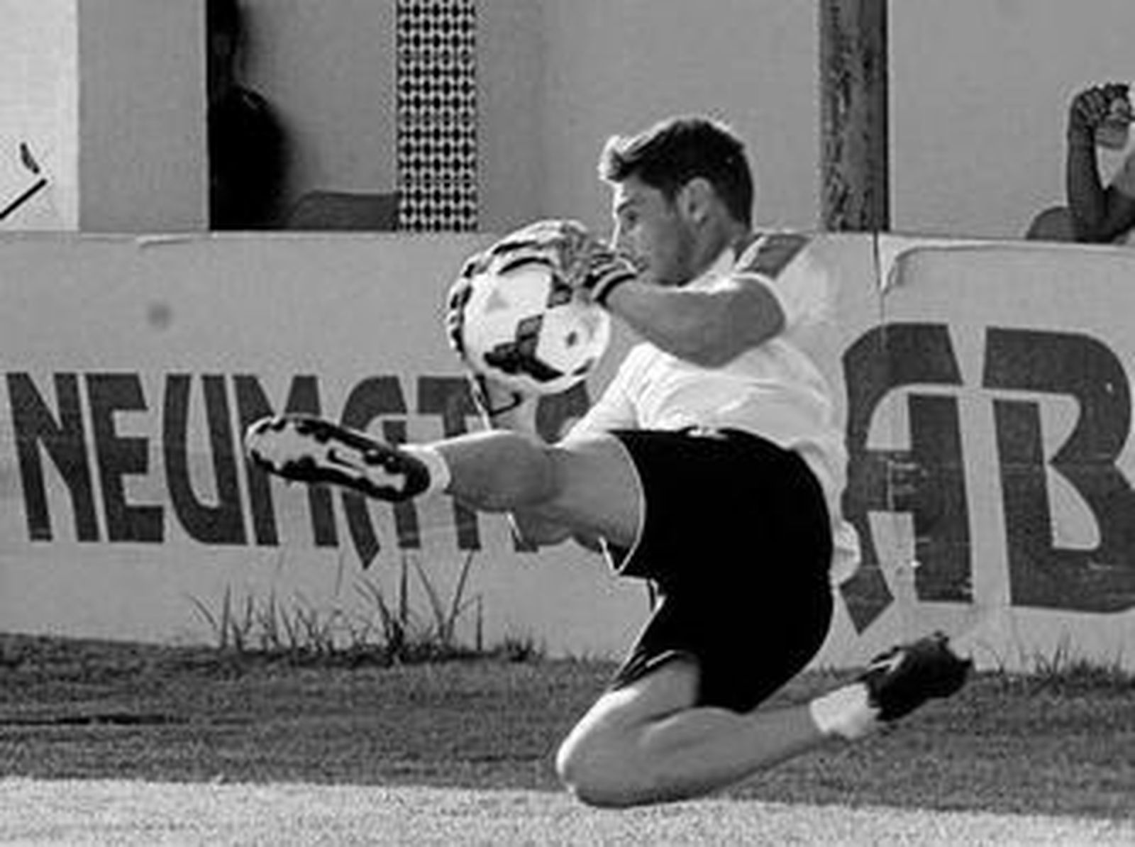 Guillermo Sara detiene el balón en un entrenamiento.