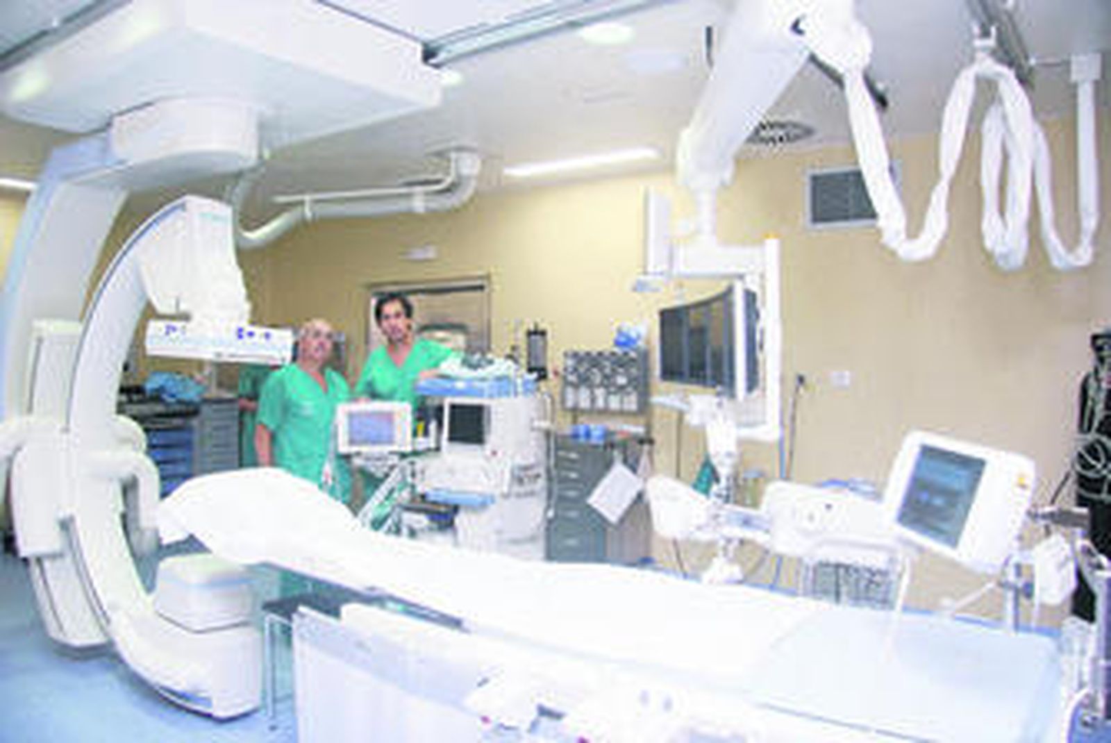 El doctor Rafael J. Ruiz Salmerón junto a otro especialista en un quirófano híbrido único en Andalucía, en el Hospital Virgen Macarena.