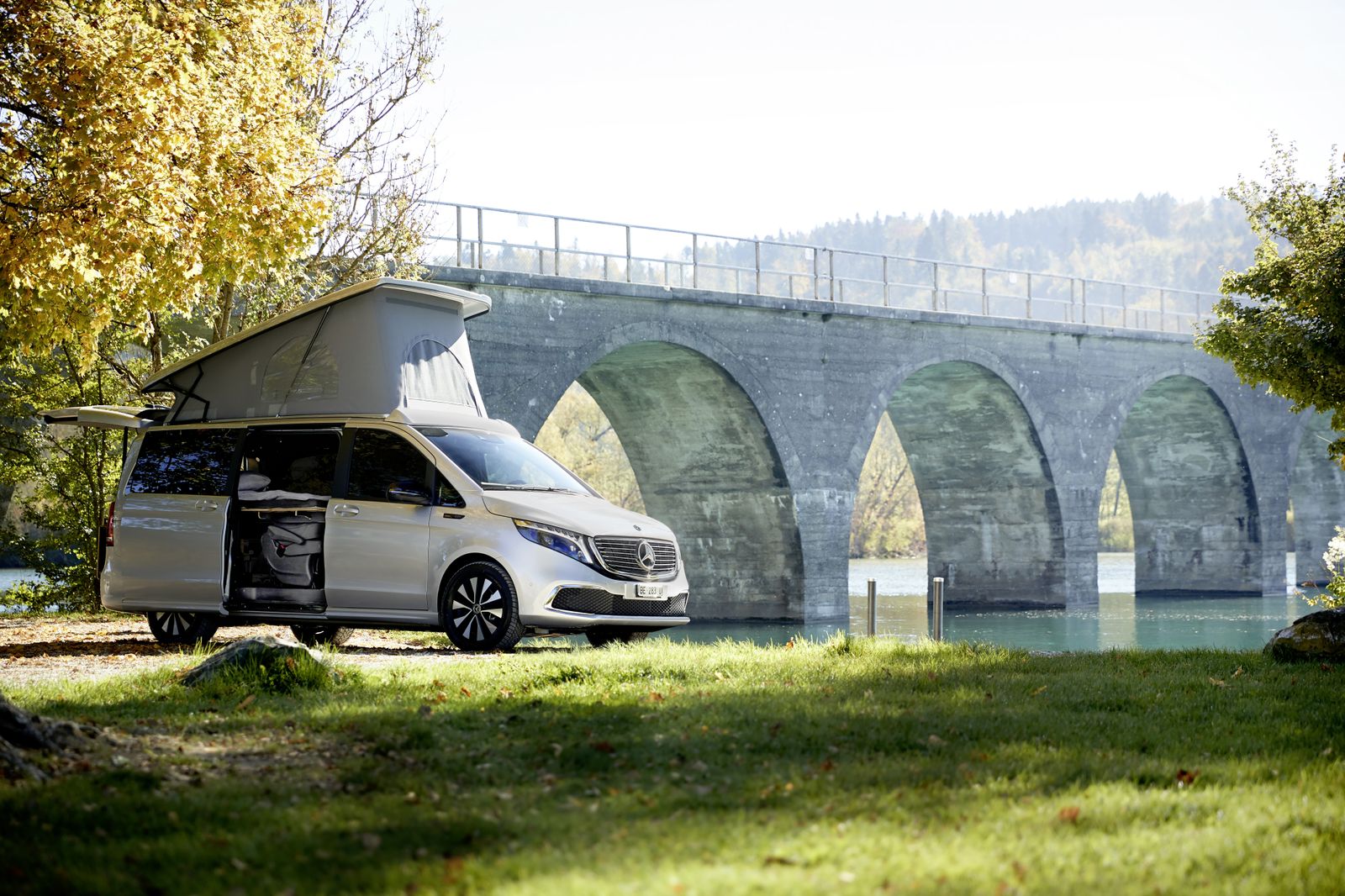 El monovolumen eléctrico de Mercedes, el EQV, se va de camping