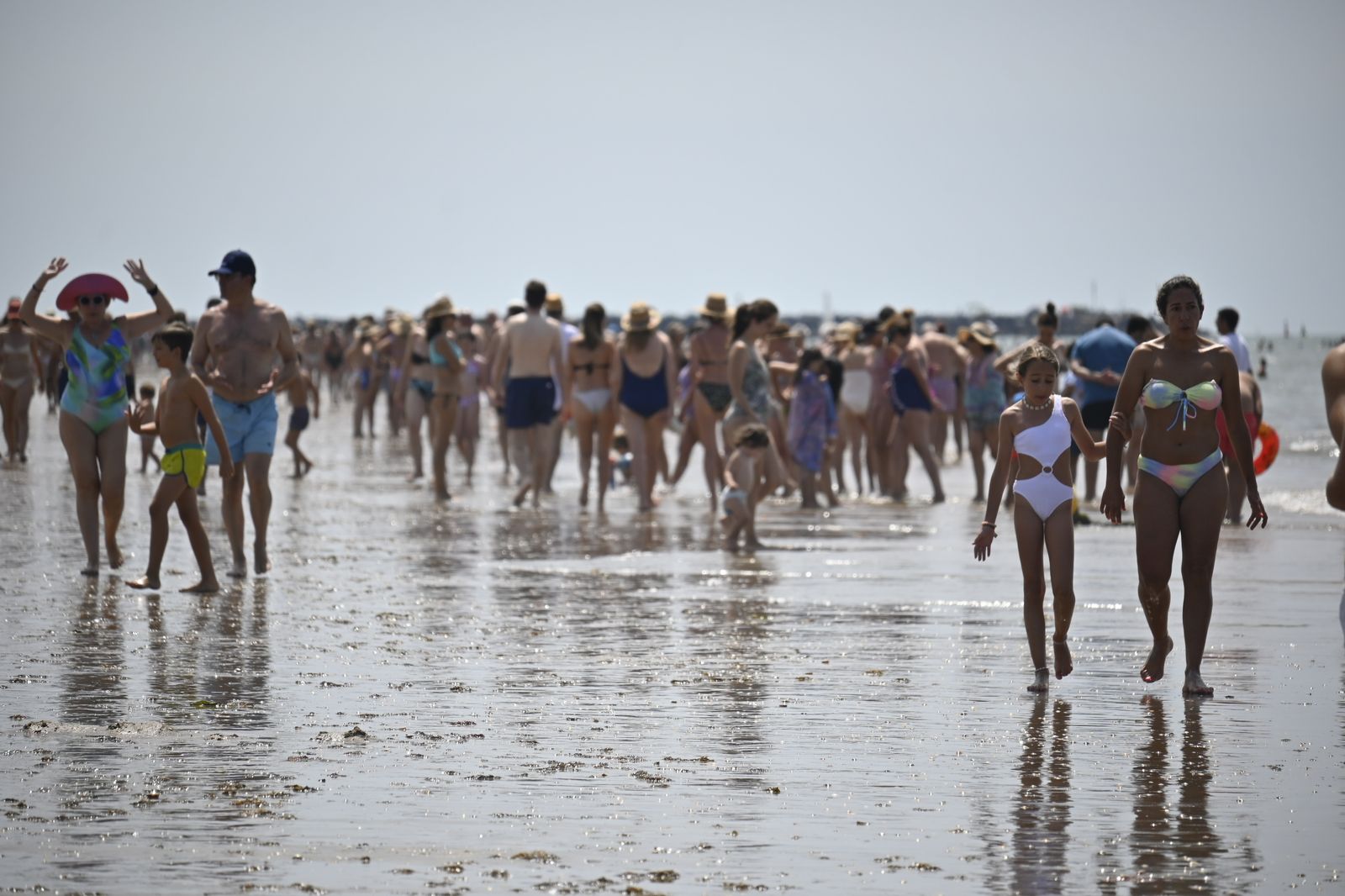 Ambiente en la playas de Huelva este sábado 22 de julio, en imágenes