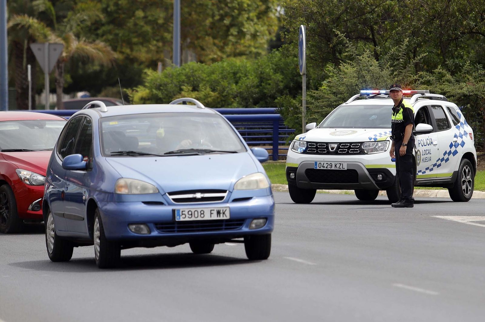Imágenes de las retenciones provocadas por un accidente en el puente del Odiel