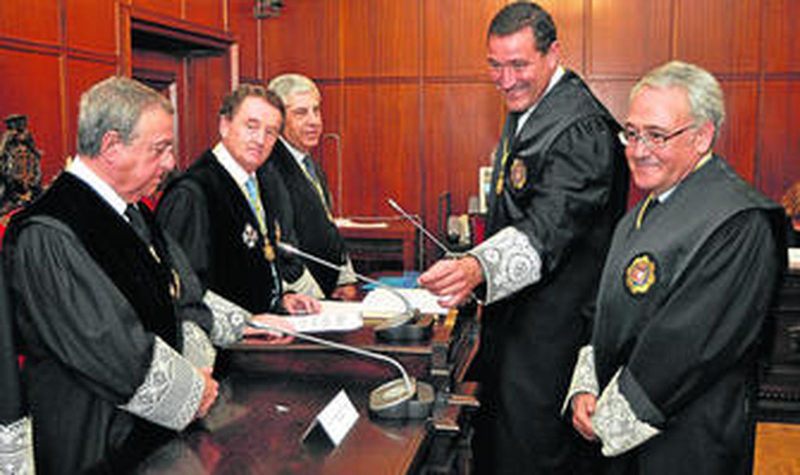 El nuevo decano, Francisco Guerrero, con su antecesor, Federico Jiménez, que protagonizó la anécdota del acto al buscar un bolígrafo para firmar.