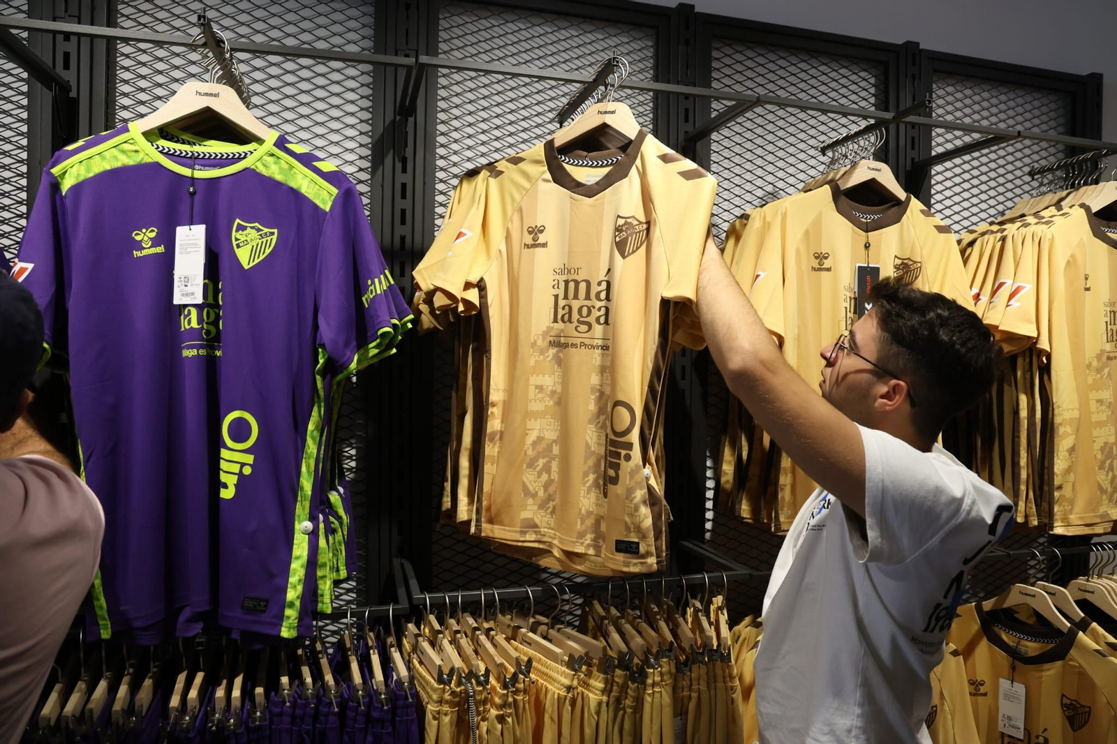 Así lucen la segunda y tercera camiseta del Málaga CF en la tienda