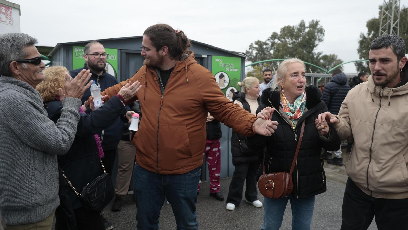 Jesús Martínez, con su madre y su hermano Juan Manuel, tras conocer la paralización del derribo.