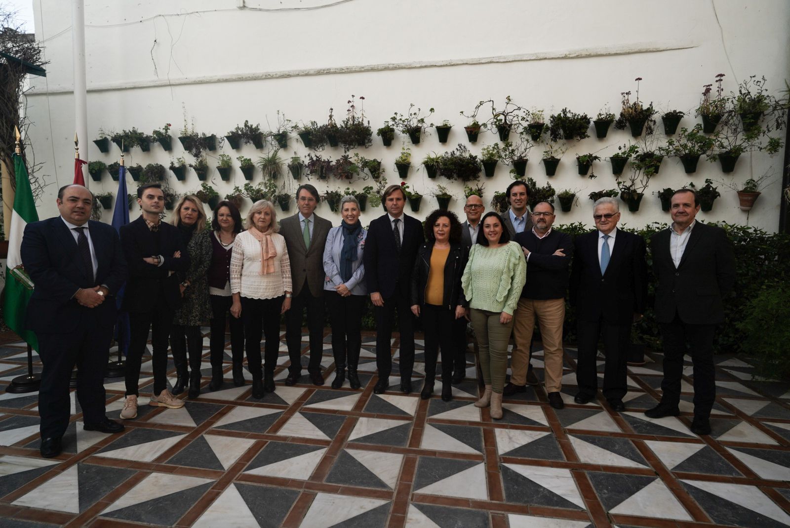 Los premiados con la Bandera de Andalucía por el 28F junto al delegado de la Junta.