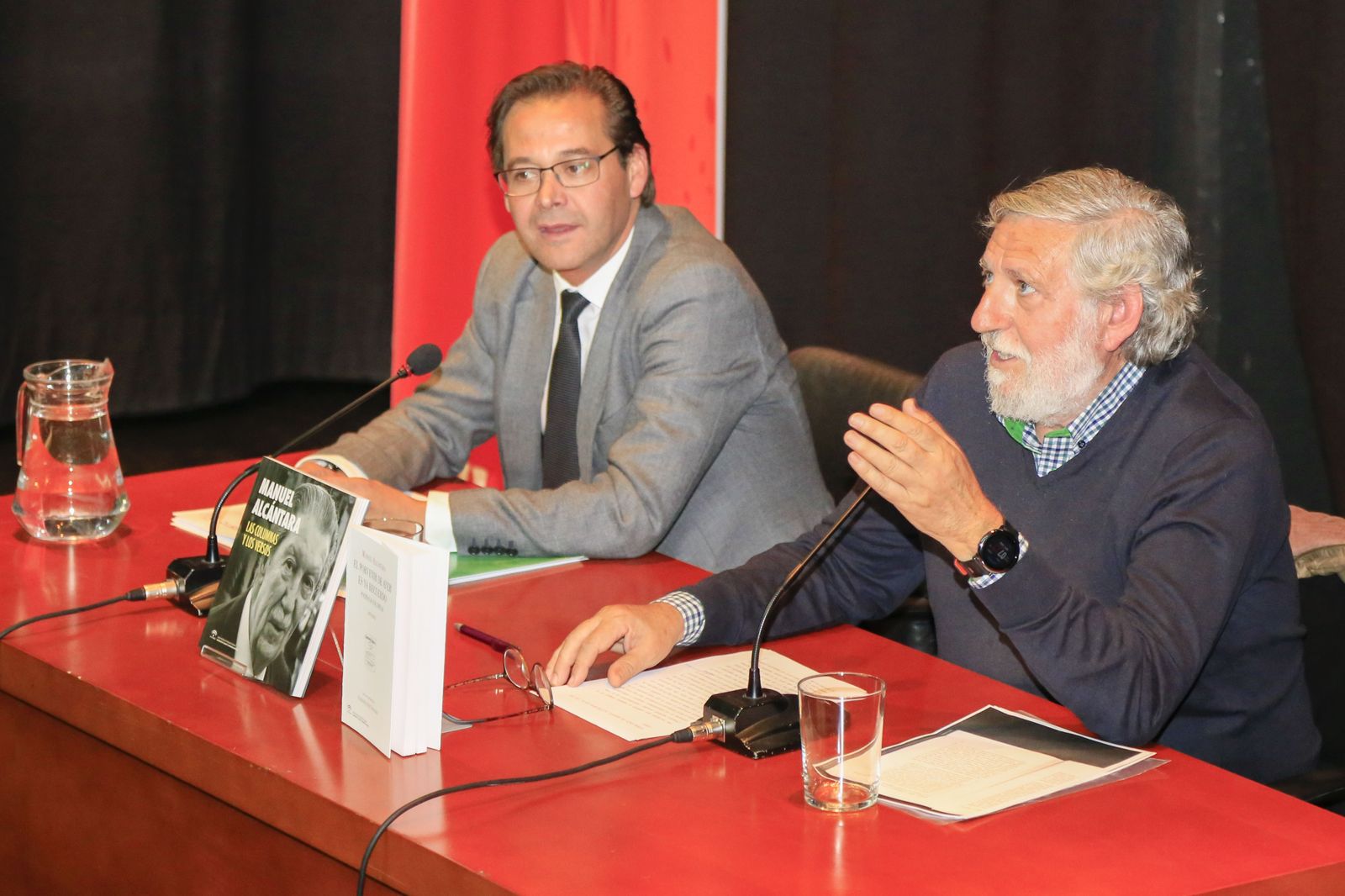Andrés Cárdenas, a la derecha, pronuncia su conferencia sobre Alcántara.
