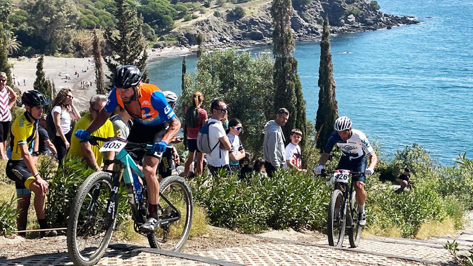 Dos ciclistas en el circuito sexitano.