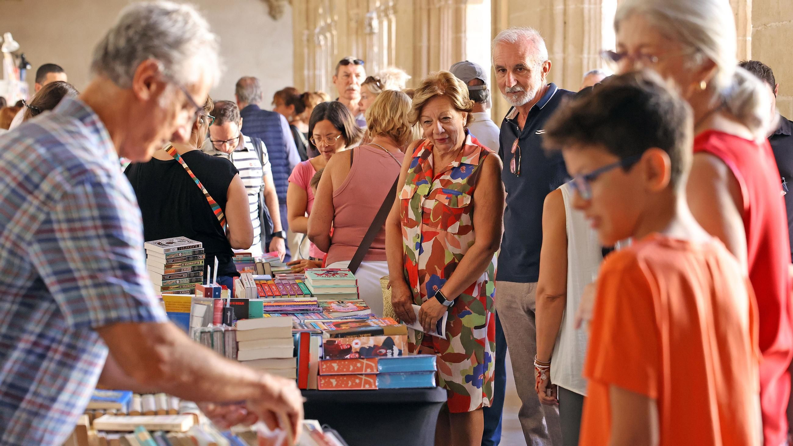 Imágenes del gran ambiente en la Feria del Libro en Jerez