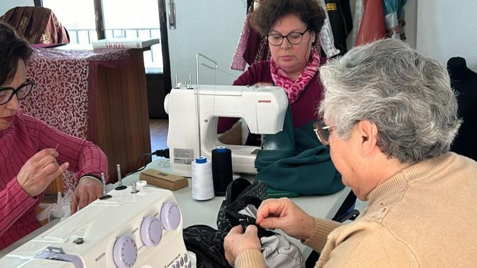 Las mujeres de Cazalilla elaboran los trajes.