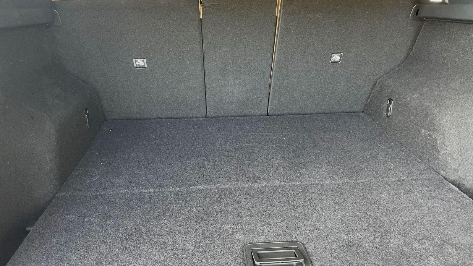 La paredes laterales no son perfectamente planas, pero este Mazda disfruta de un espacio longitudinal notable en el maletero que le permite sobrepasar con largueza los 500 litros de volumen para la carga.