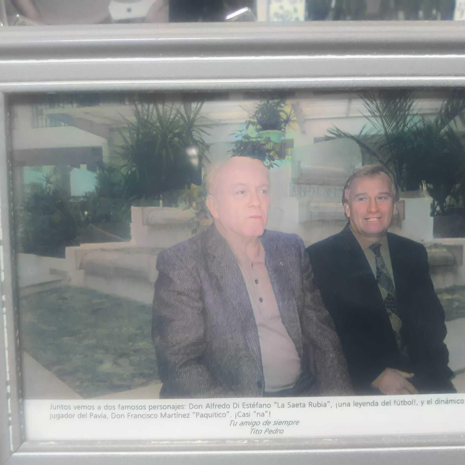 A Paquitico le llamaban al principio Di Stéfano y una vez que vino D. Alfredo a Almería, aceptó gustoso hacerse una foto con él.