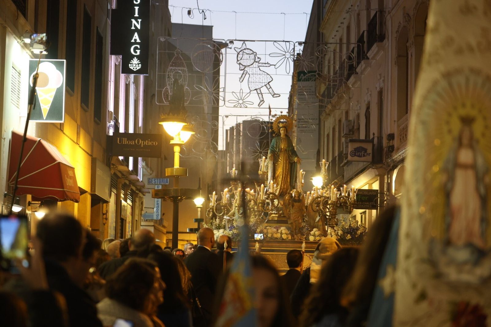La procesión de la Virgen de la Milagrosa de Córdoba, en imágenes
