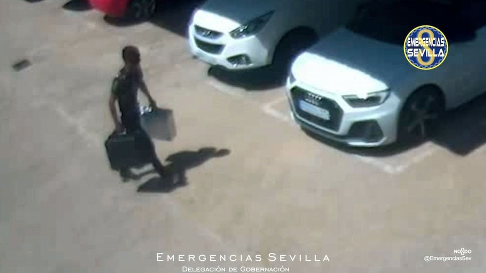 El ladrón, cargado con dos maletines que robó en el parque de Bomberos.