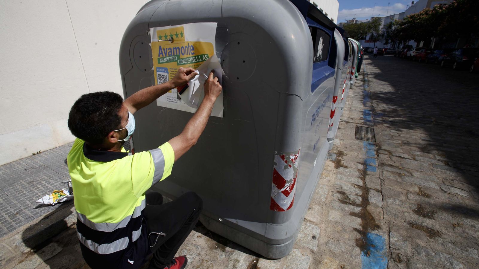 Colocación de información sobre el nuevo sistema en un contenedor en Ayamonte