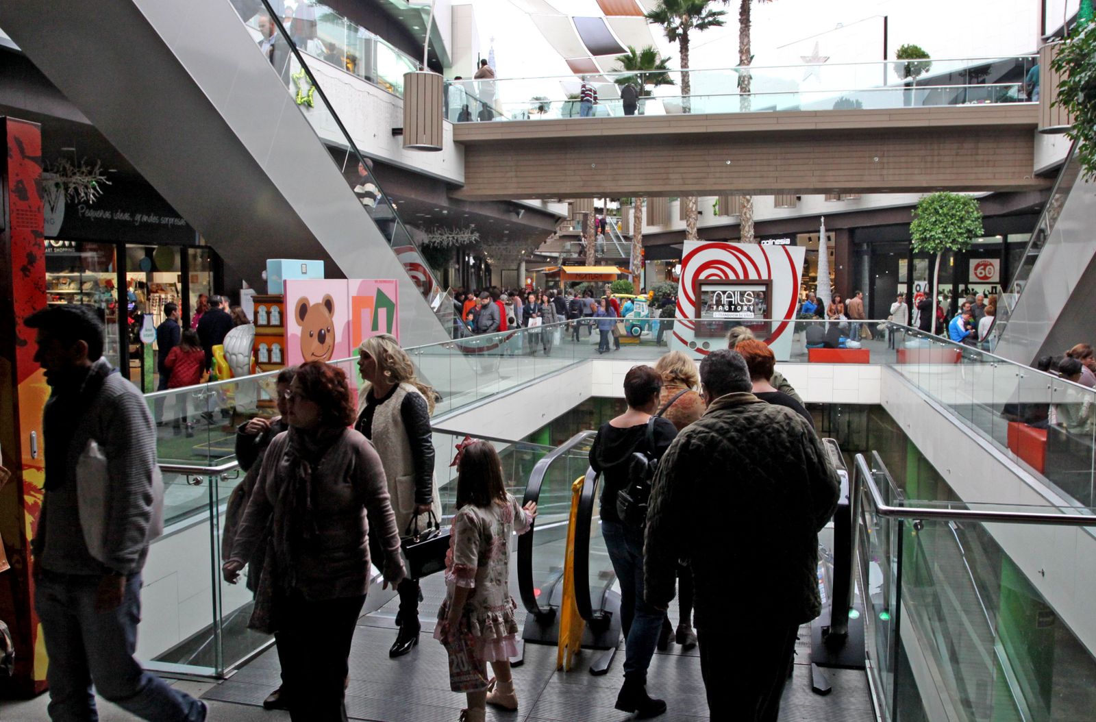 Numerosos onubenses se acercaron durante la pasada Navidad al centro comercial Holea a realizar compras.