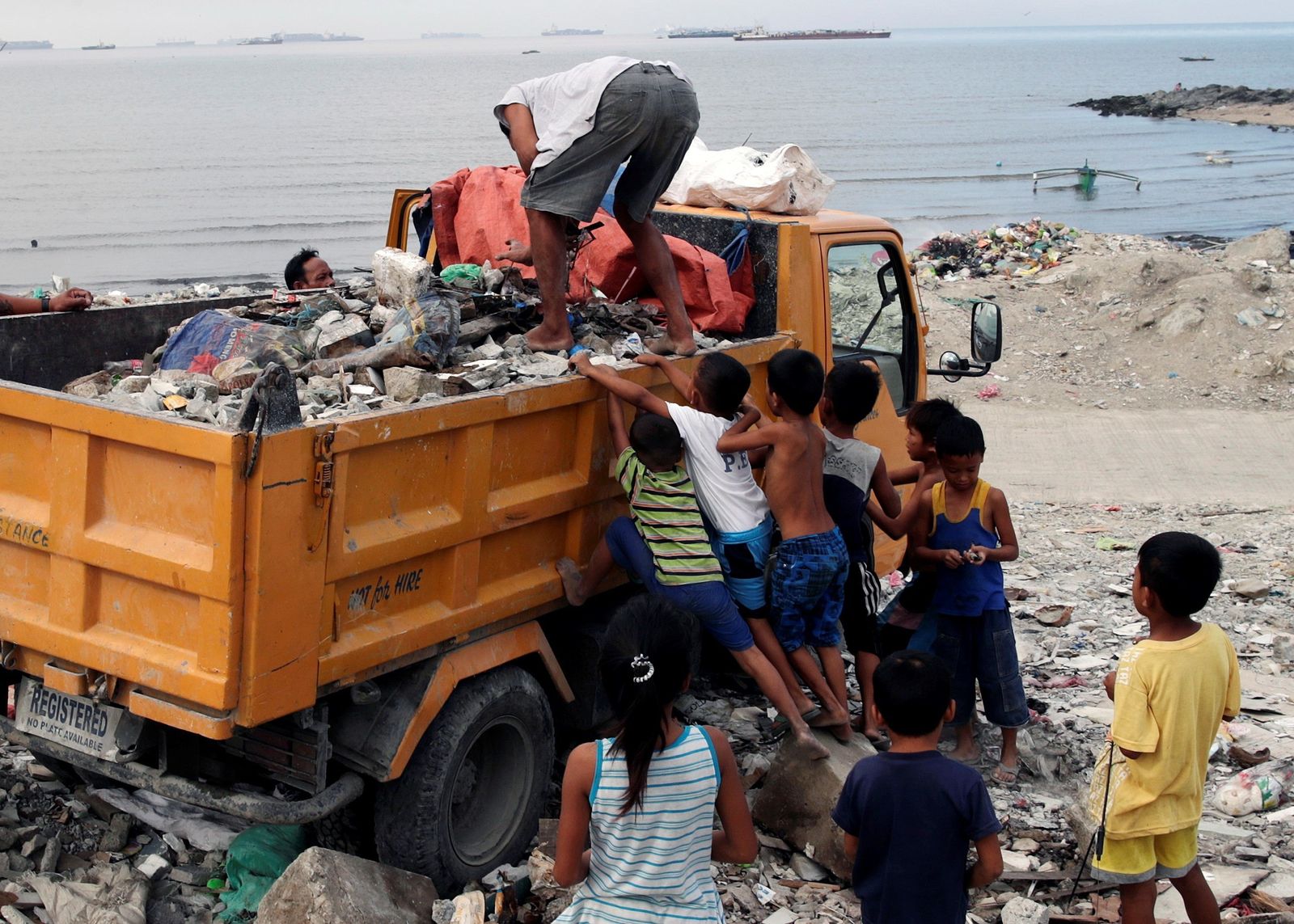 Casas en un mar de plástico filipino