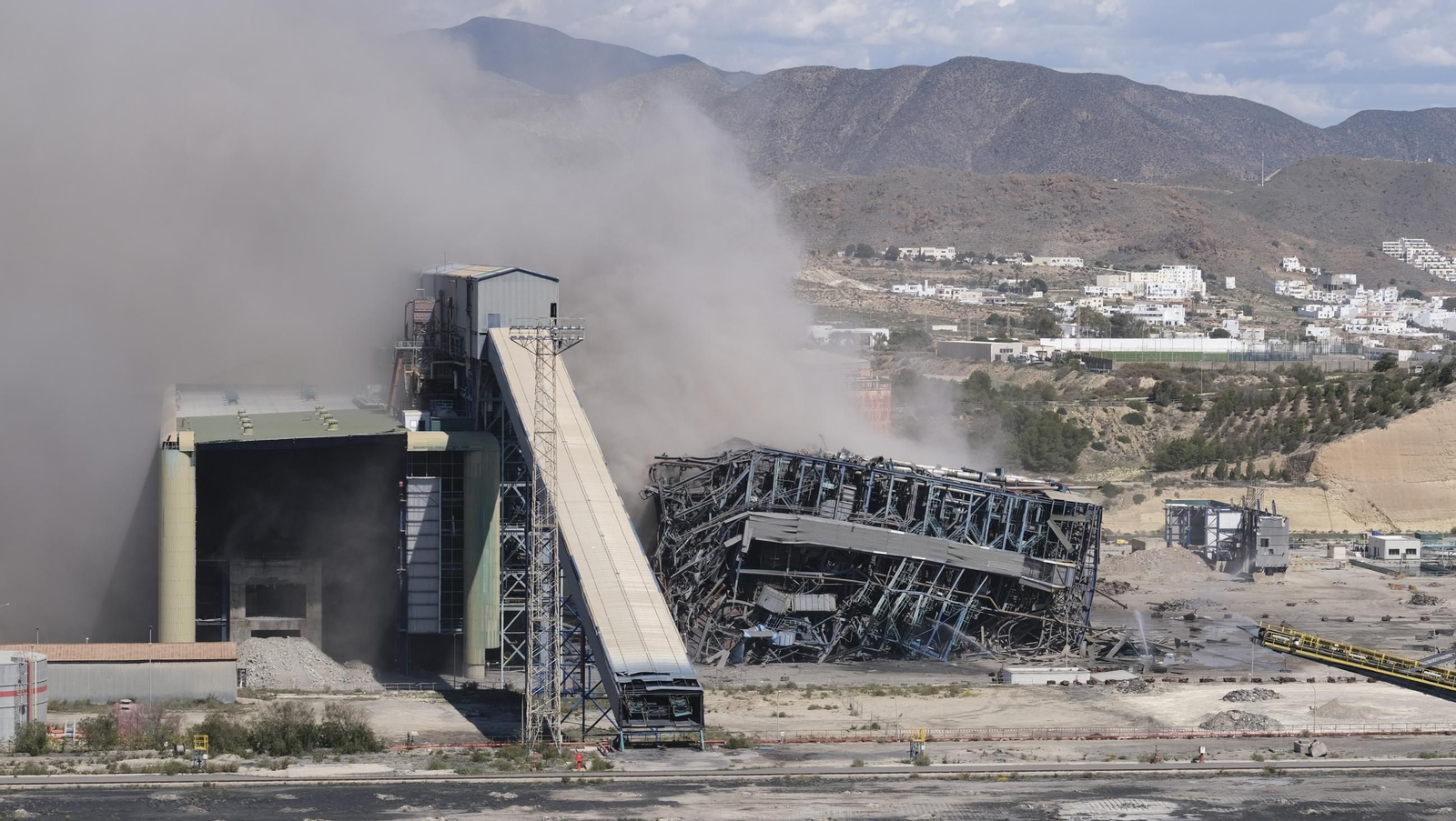 La voladura-demolición de la central térmica de Endesa en Carboneras, en imágenes
