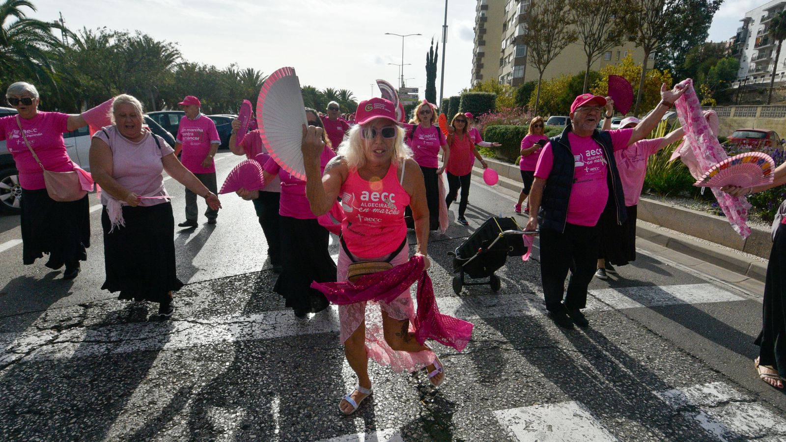 Las fotos de la Marcha contra el cáncer de mama en Algeciras