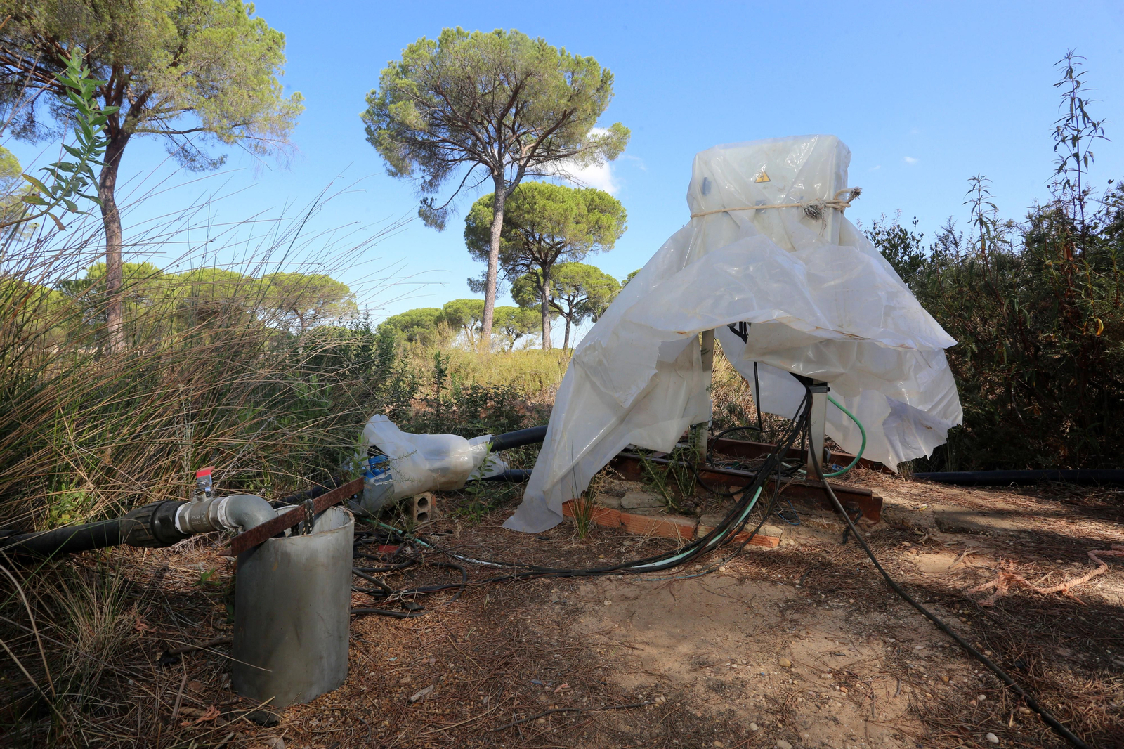 Imágenes del cierre de los pozos de Lucena por la Guardia Civil y la Confederación Hidrográfica del Guadalquivir