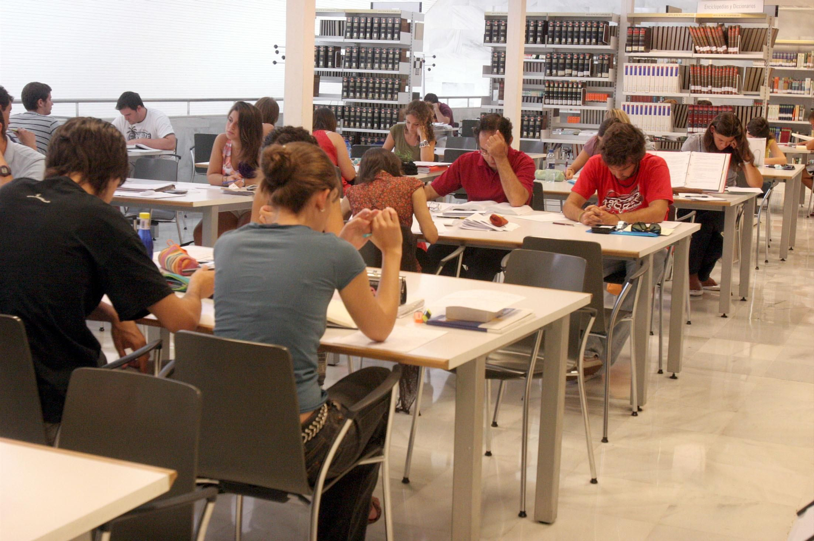 Un grupo de estudiantes en una de las bibliotecas de la Universidad de Huelva.