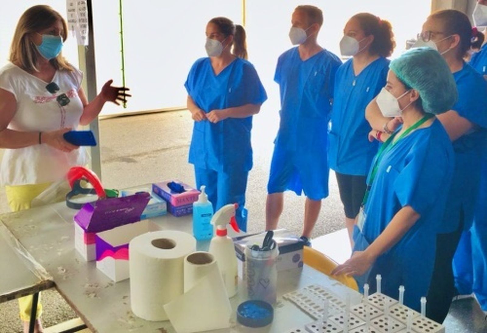 La edil ejidense, Luisa Barranco, visita el punto Auto COVID.
