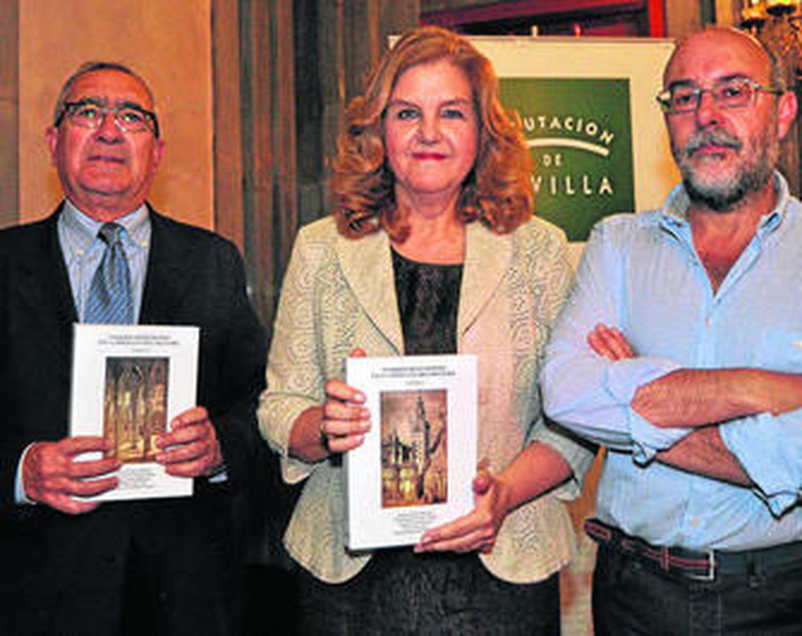 Elena Suárez, coordinadora del libro de viajeros francófonos, entre Rogelio Reyes y Antonio F. Navarro.