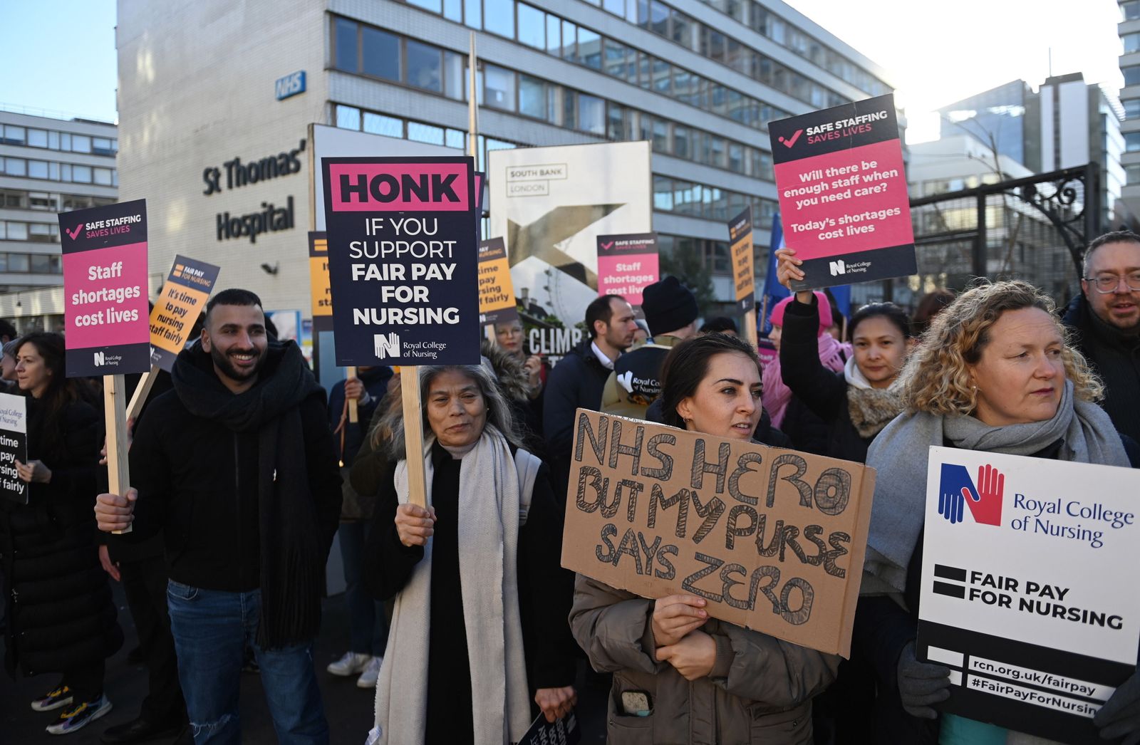Profesionales sanitarios protestan ante el hospital St. Thomas, en Londres.