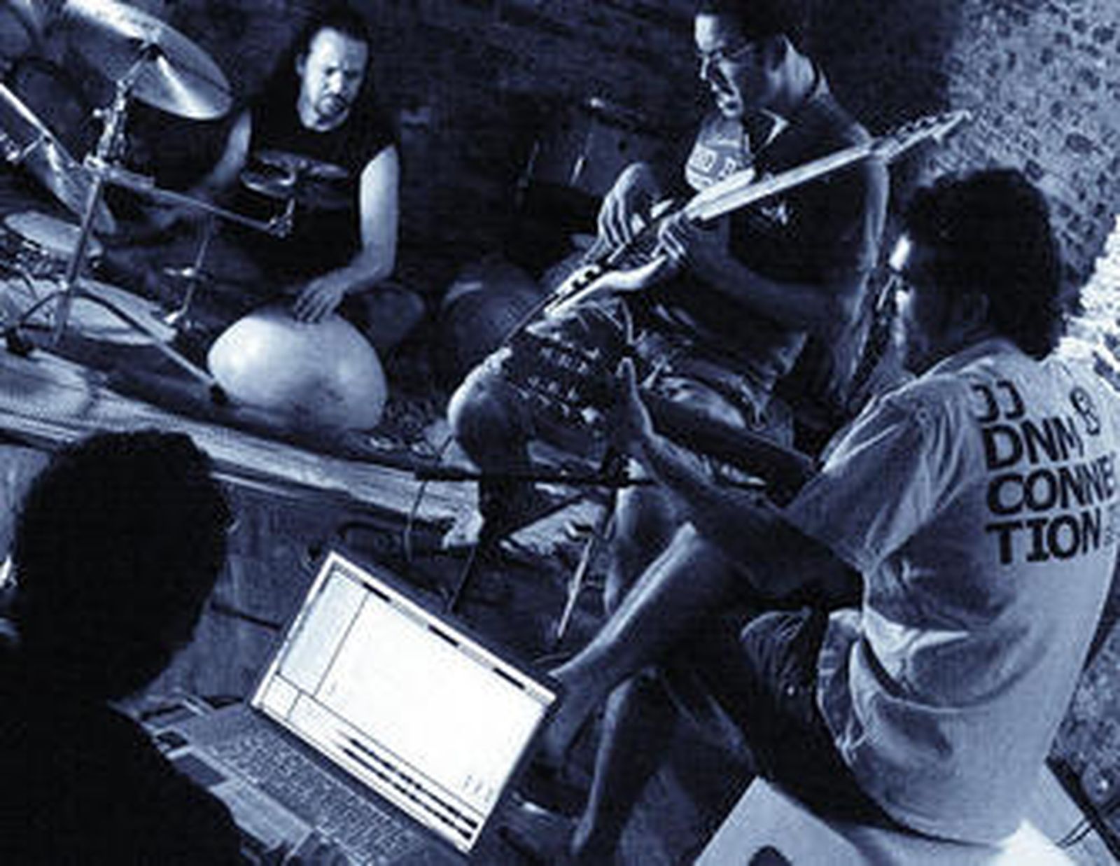 Un ensayo de 'Sirimusa eléctrico', con José Manuel León a la derecha.