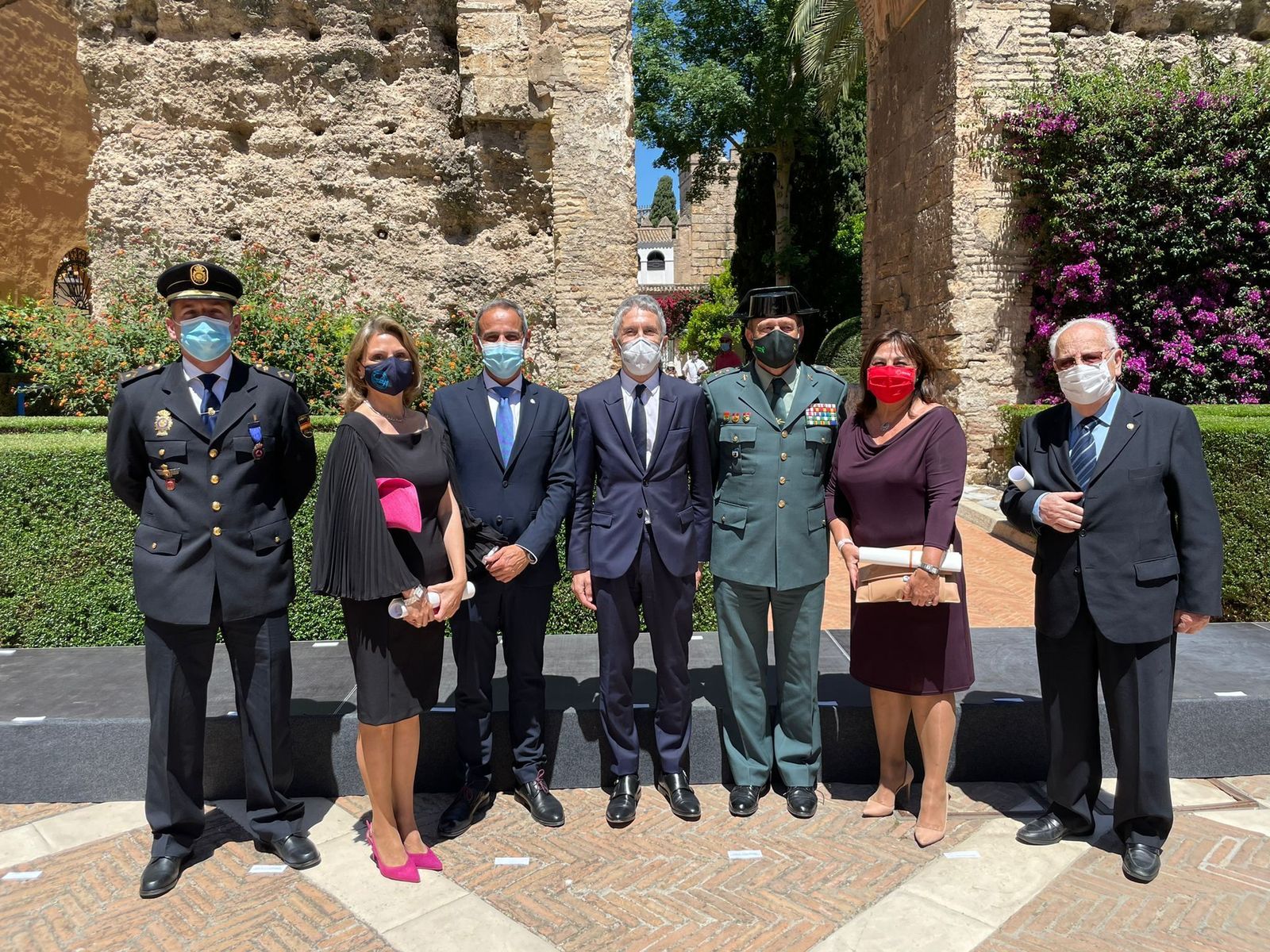 El oficial y los representantes de las entidades galardonadas, con el ministro de Justicia y el subdelegado del Gobierno en Cádiz.