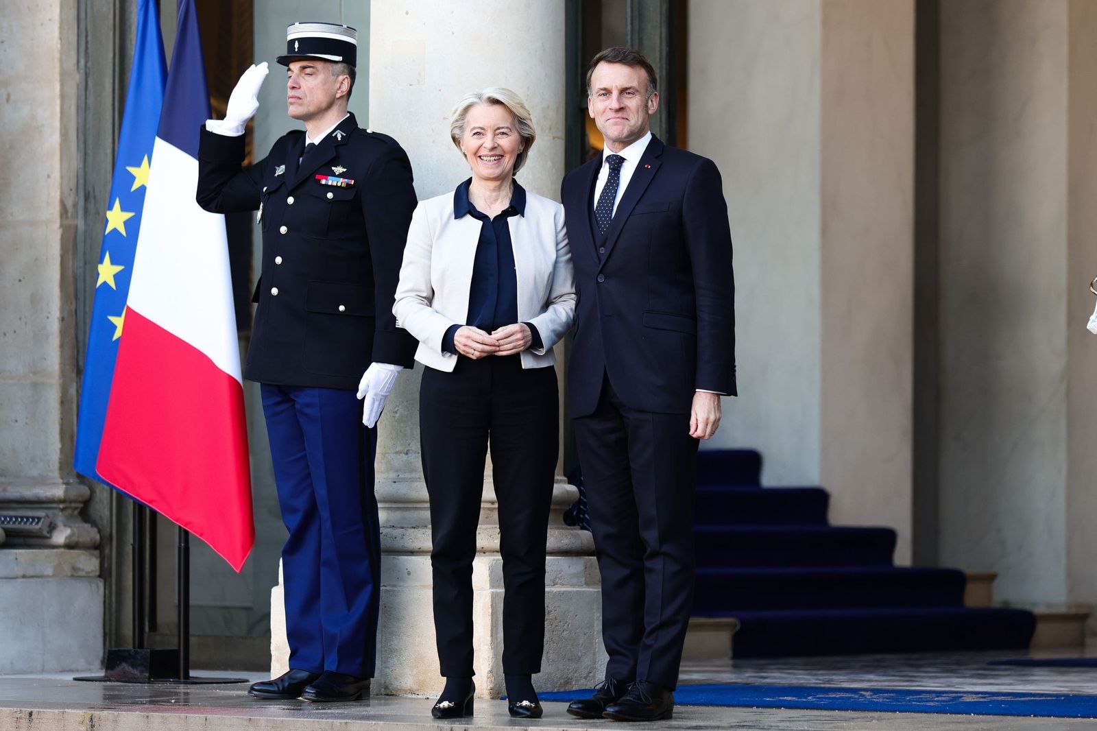 Ursula von der Leyen, este martes en París con el presidente francés Enmanuel Macron