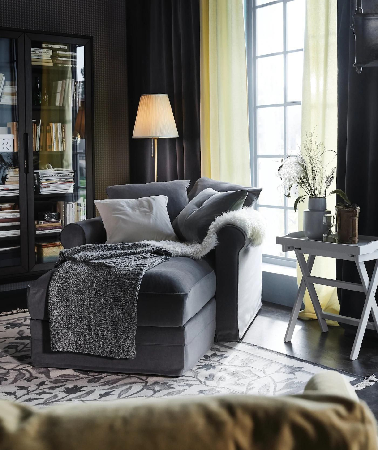 Un salón con las paredes pintadas de negro.