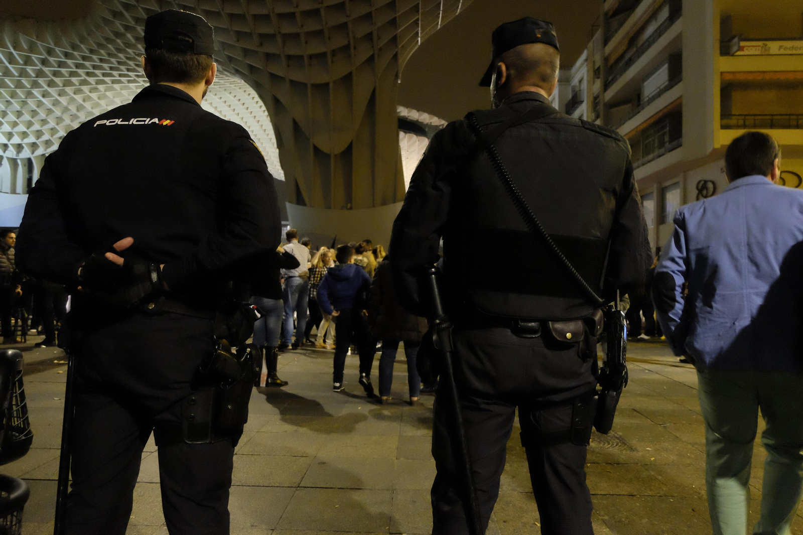 Dos policías vigilan en las 'setas' que el orden se mantiene después de las avalanchas sufridas en ese lugar por los Gitanos.