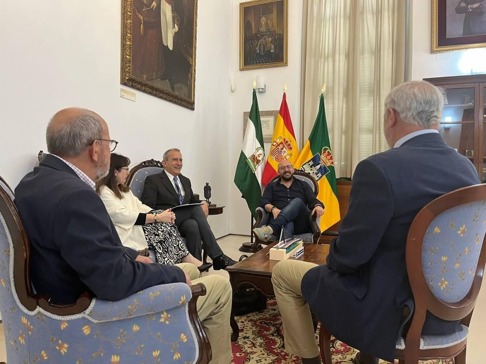 Una imagen de la reunión de los responsables de la Academia con el alcalde. Una imagen de la reunión de los responsables de la Academia con el alcalde.